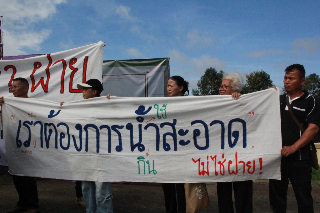 เครือข่ายประชาชนปกป้องแม่น้ำกก สาย รวก โขง แสดงจุดยืน ชูป้าย “ไม่เอาฝายดักตะกอน” พร้อมอ่านแถลงการณ์ – ยื่นหนังสือถึงนายกรัฐมนตรีและอธิบดีกรมน้ำ – ด้าน ‘สุชาติ’ โพสต์ยุติการสร้างฝายดักตะกอน